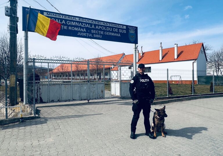 FOTO: Acțiune în școlile din județul Sibiu: ce au urmărit, de fapt, polițiștii