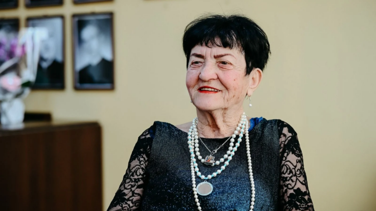 I-au furat tinerețea, dar nu și visul: povestea Amaliei, studenta de 90 de ani care a învins timpul