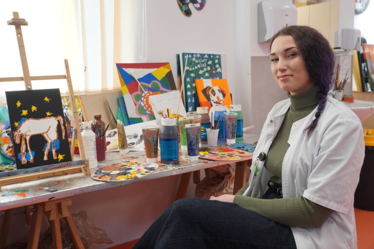 FOTO: Medieșeanca Andreea Ungureanu pictează, „scuipă flăcări” și ajută pacienții Spitalului de Psihiatrie din Sibiu