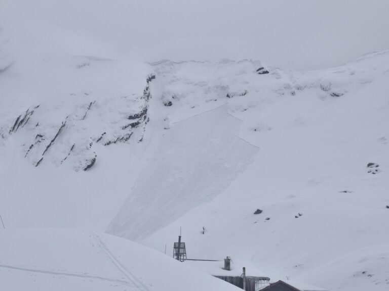 ALERTĂ în Munții Făgăraș: Avalanșă produsă, risc major pentru turiști