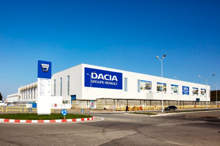 Uzinele Dacia introduc 350 de roboți umanoizi: ce sarcini vor avea și cum afectează locurile de muncă