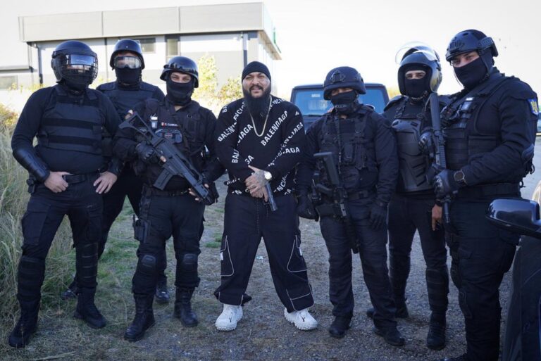 VIDEO – S-au întors „valorile” României: Dani Mocanu, scos din luxul italian și adus ÎN CĂTUȘE în țară