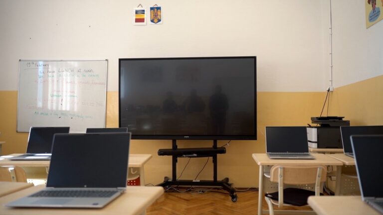FOTO: Revoluție digitală în școlile din Mediaș: zeci de laptopuri și echipamente moderne au ajuns la elevi