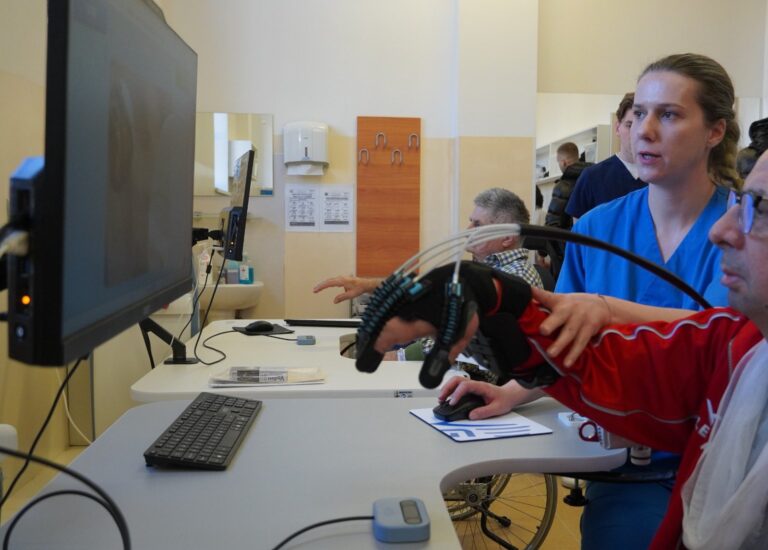 FOTO: Echipamente moderne la Județean: Braț robotic pentru recuperare sau exoschelet pentru mers