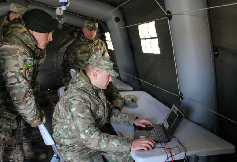 Comunicare, tehnologie, apărare: Viitorul operațiunilor militare se antrenează la Sibiu