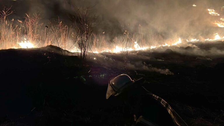 FOTO: A reînceput nebunia incendiilor de vegetație în județul Sibiu. În Copșa Mică au fost și 2-3 incendii pe zi