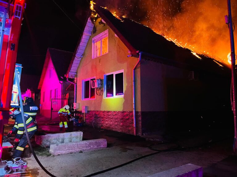 VIDEO/FOTO: Panică în miez de noapte. 8 persoane surprinse de un incendiu violent într-o casă. Pagubele sunt uriașe