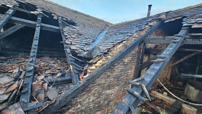 FOTO: Incendiu puternic la acoperișul unei construcții din Piața Agroalimentară Mediaș