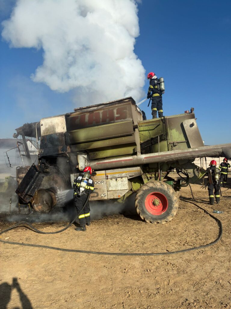 FOTO: Un cablu defect a declanșat dezastrul: utilaj agricol cuprins de flăcări în Avrig