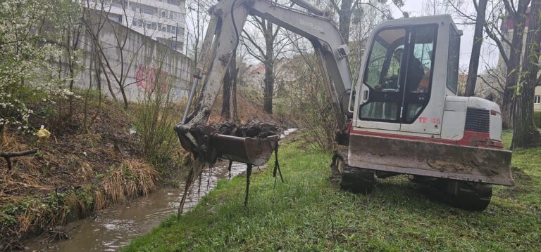 FOTO: A început curățarea albiilor din Sibiu: lucrări care pot face diferența în sezonul ploios