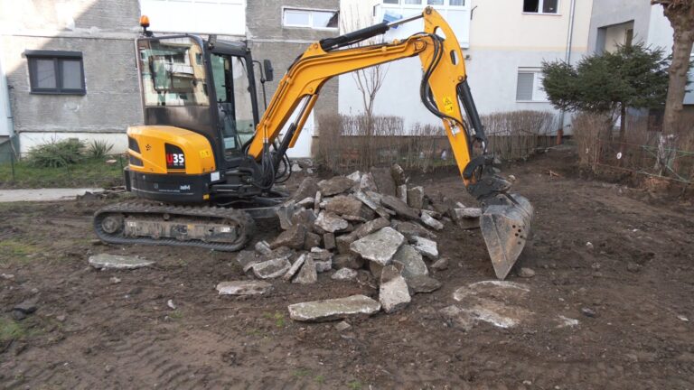 VIDEO: Se lucrează pe 3 străzi în cartierul medieșean Vitrometan