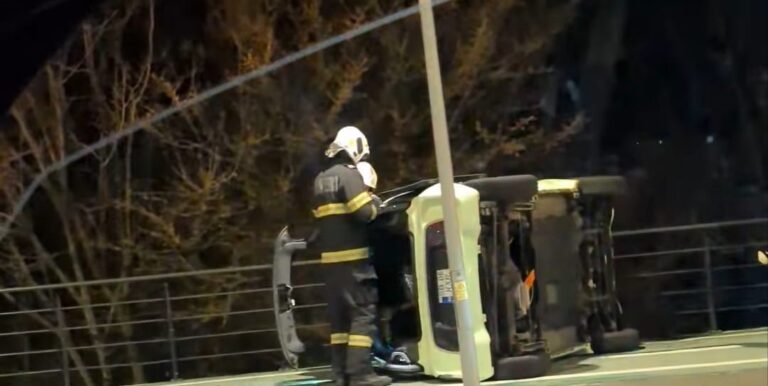 FOTO/ULTIMA ORĂ: O sibiancă de 16 ani s-a răsturnat cu mașina pe Maramureșului