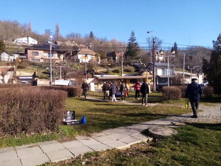 VIDEO/FOTO/ULTIMA ORĂ: Medieșean descoperit decedat în parcul de pe strada Păltiniș