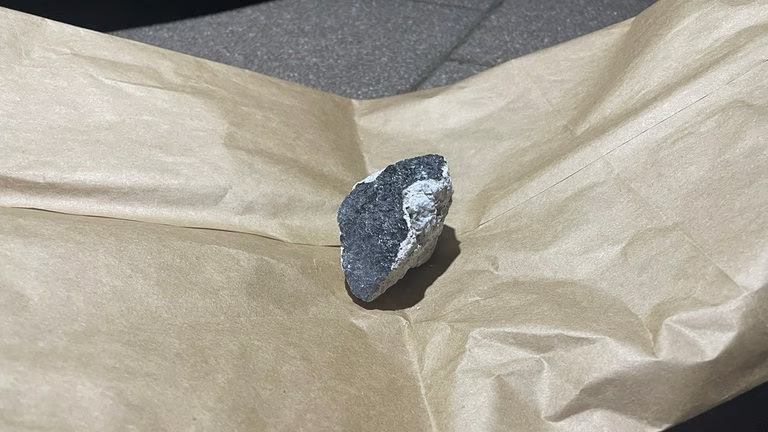 VIDEO/FOTO: Fragmente dintr-un meteorit au lovit acoperișul unei case