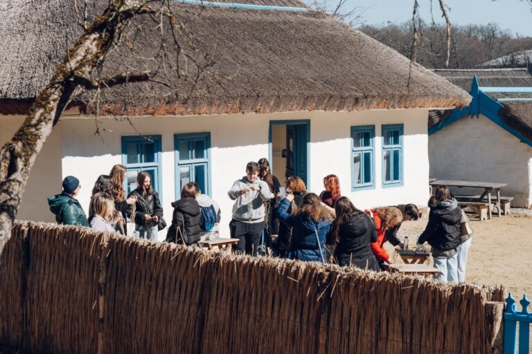Muzeul Astra devine sala de clasă în aer liber: peste 2000 de elevi învață prin experiență