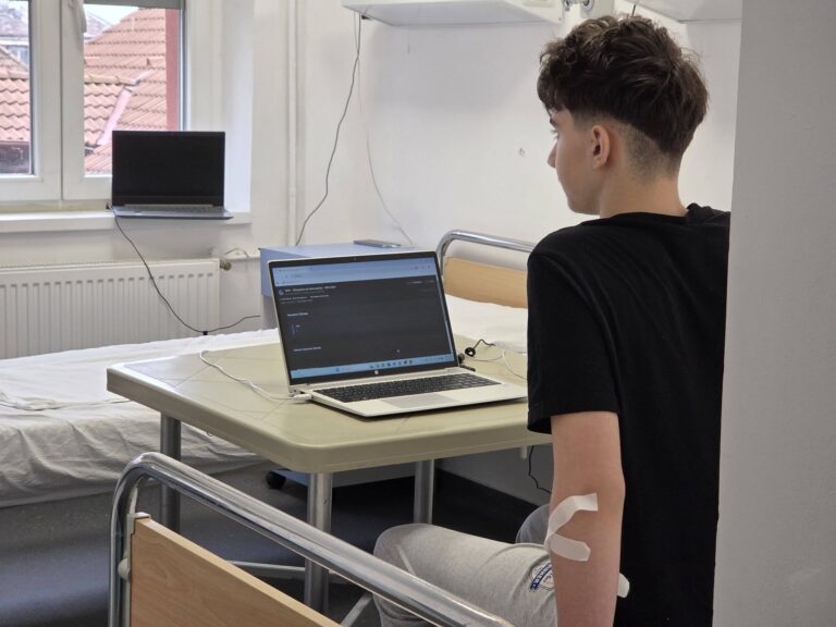 FOTO – Operat de urgență, dar de neînvins: un elev de 14 ani a susținut Olimpiada de Informatică de pe patul de spital