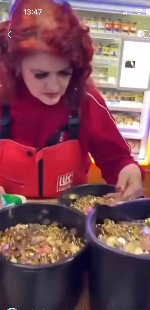 VIDEO: Benzina scumpă scoate românii din minți: un șofer a vrut să plătească cu trei găleți de monede