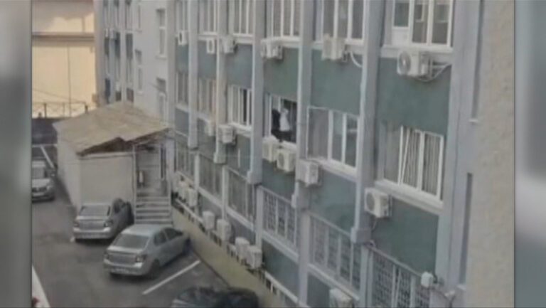 VIDEO: Polițistă surprinsă spălând geamurile la serviciu. Acum este anchetată