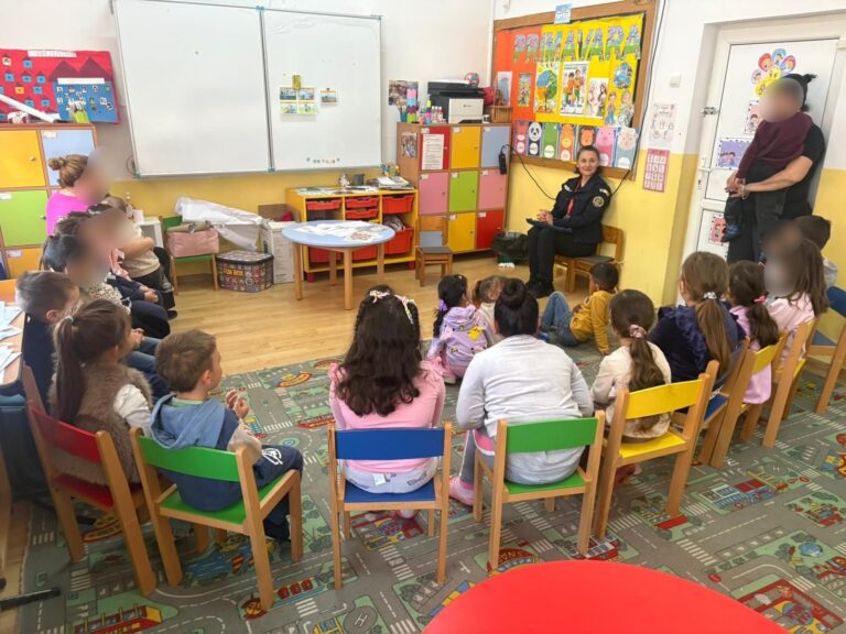 FOTO – Mesaj clar pentru siguranță: polițiștii IPJ Sibiu, în control la școlile din Agnita