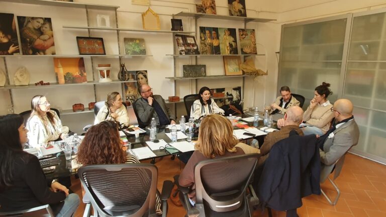 FOTO: Proiect derulat de Muzeul Astra pentru comunitatea sibiană care coase celebra „Ie de Mărginimea Sibiului”