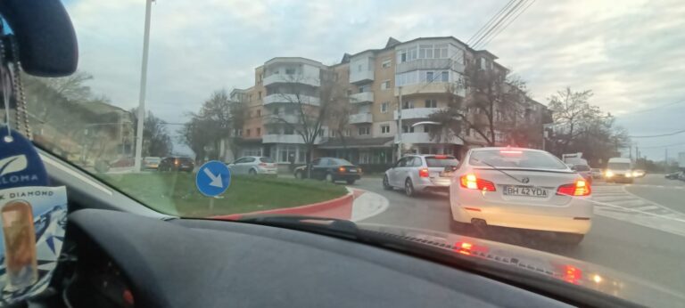 FOTO/VIDEO: Metoda care a enervat benzinăriile: zeci de români au alimentat cu 2 lei