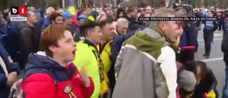 VIDEO – Genunchi în asfalt, mintea în ceață: când politica se roagă de voturi. Scene incredibile pentru 2026