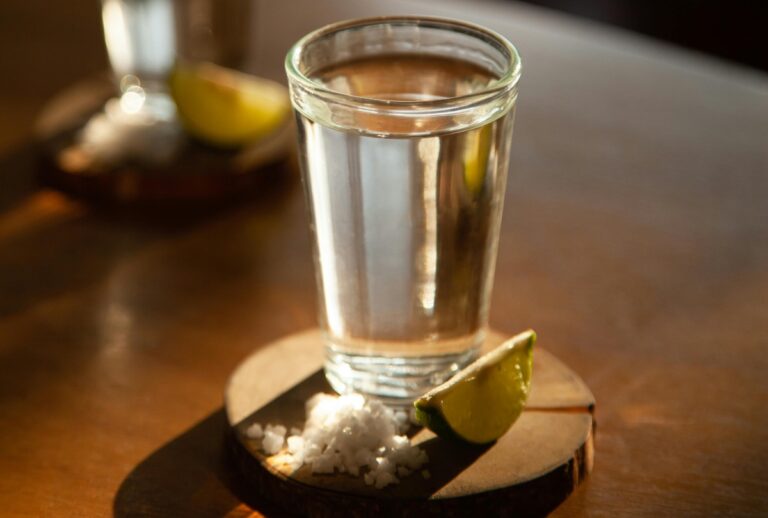 Bei apă cu sare, dimineața? Dacă nu, ar trebui să începi. Iată șapte beneficii pentru sănătate, digestie și slăbire