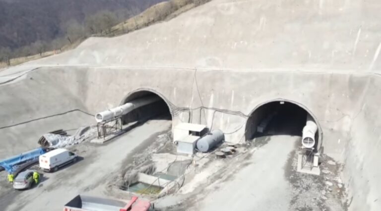 Autostrada Sibiu–Pitești: lucrări non-stop cu 500 de muncitori. Stadiul actual al tunelurilor și viaductelor din Carpați