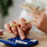 Buget 2026: Ajutoare pentru pensionarii cu venituri mici. Vezi dacă te încadrezi