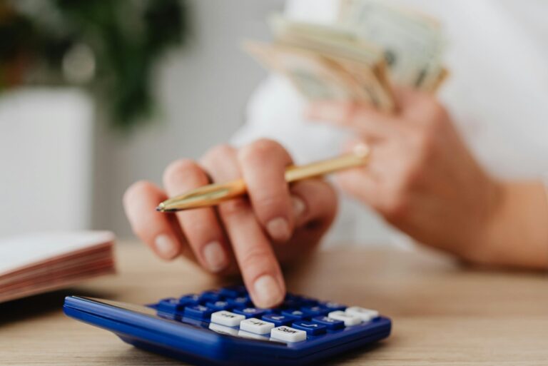 Buget 2026: Ajutoare pentru pensionarii cu venituri mici. Vezi dacă te încadrezi