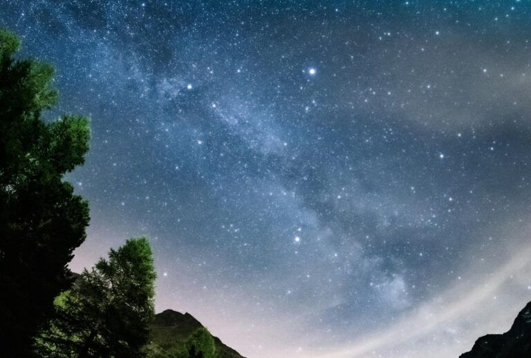 Norul cosmic din Calea Lactee care „miroase” a rom și zmeură: descoperire fascinantă despre chimia Universului