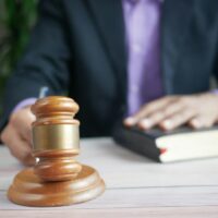 A investit 400 de lire într-un avocat AI și a recuperat 7.000 de lire în instanță. Caz istoric în Marea Britanie