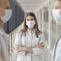 Salarii mai mari pentru medici și asistenți, din 2027. Noua lege a salarizării reduce diferențele dintre spitale
