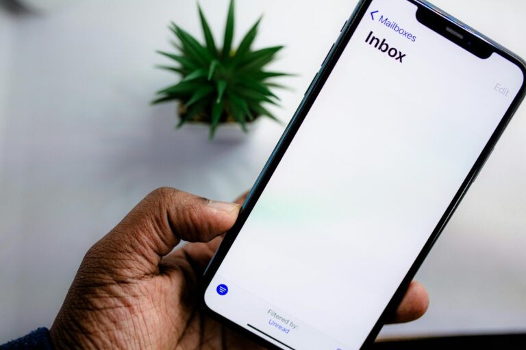 Hackerii iranieni au spart e-mailul șefului FBI: Fotografii personale și documente ale lui Kash Patel au ajuns pe internet