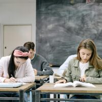 Învățământul dual se schimbă din 2026: elevii de clasa a VIII-a vor putea obține două calificări și acces la facultate