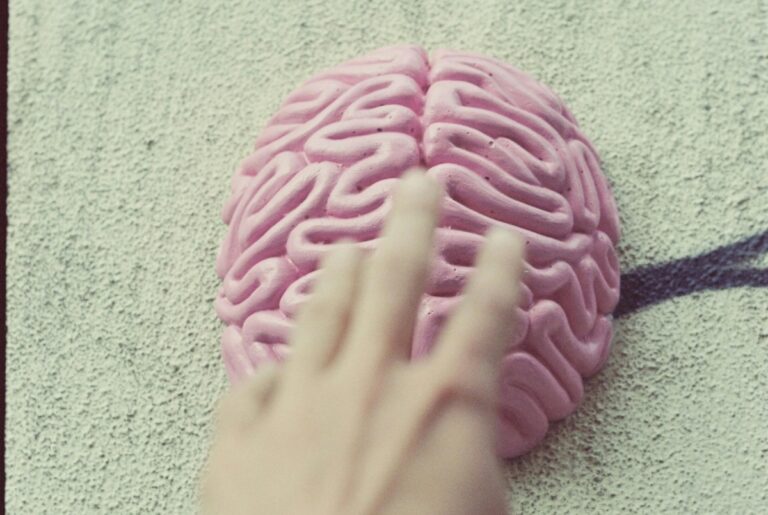 Exodul creierelor din România: de ce suntem pe primul loc în UE și ce soluții există pentru a păstra tinerii