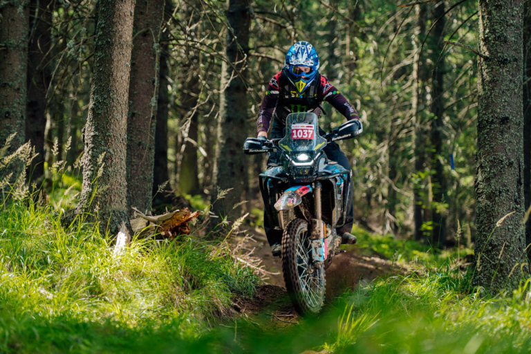 Revoluție pe 2 Roți în jurul Sibiului: Red Bull Romaniacs deschide trasee noi pentru motocicletele adventure