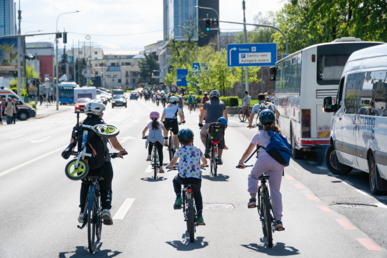 Sibiu devine centrul schimbării în educație și transport: Conferința „Viitorul Mobilității Școlare în România”