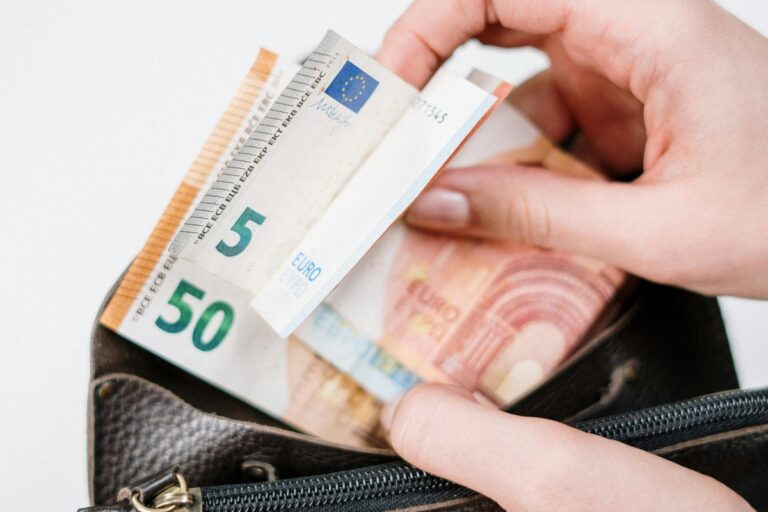 UE schimbă regulile de angajare: salariul va trebui afișat în anunțurile de recrutare. Ce obligații noi au angajatorii