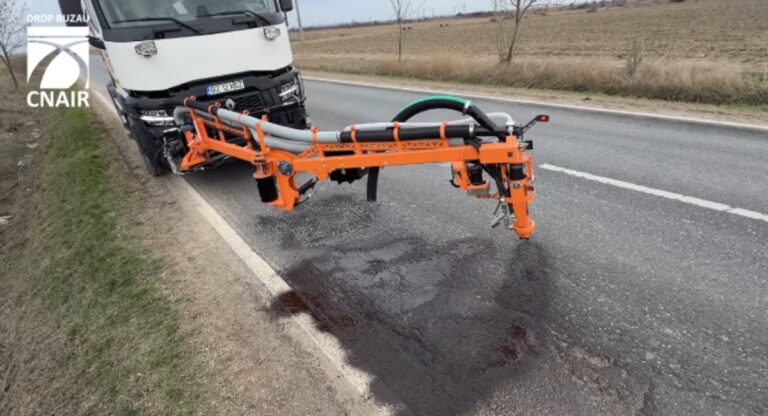 CNAIR a cumpărat o mașină care repară automat gropile din asfalt: preț de 2,3 milioane lei și intervenții în mai puțin de 2 minute