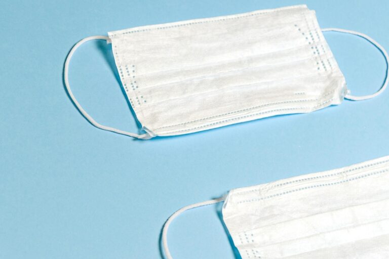 Percheziții într-un dosar de fraudă cu măști și dezinfectanți COVID: prejudiciu de 4 milioane lei și tranzacții de peste 30 milioane