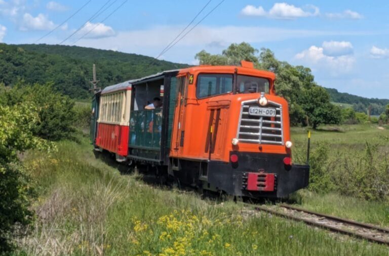 Descoperă Mocănița Valea Hârtibaciului – Se dă startul sezonului turistic 2026, cu plimbări pe ruta Sibiu-Agnita