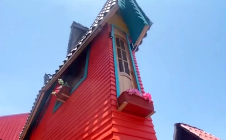 Un peruan construiește și locuiește într-o casă de doar 63 cm lățime. El speră să intre în Guinness World Records