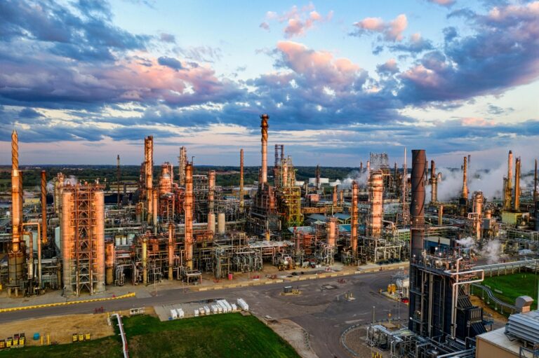 G7 a demis să umble la rezervele strategice pentru a reduce pretul petrolului