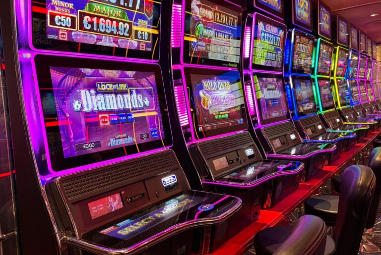 Interzicerea păcănelelor în România: Sibiu, în dezbatere publică, iar tot mai multe orașe spun stop jocurilor de noroc