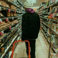Guvernul prelungește plafonarea adaosului comercial la alimentele de bază până la 30 iunie 2026