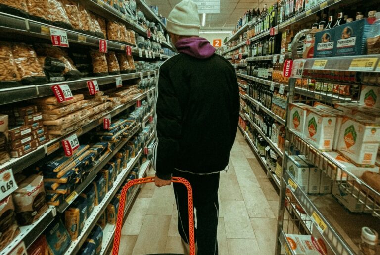 Guvernul prelungește plafonarea adaosului comercial la alimentele de bază până la 30 iunie 2026