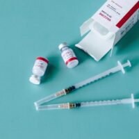 Cercetătorii au descoperit de ce apar cheagurile de sânge după vaccinurile COVID