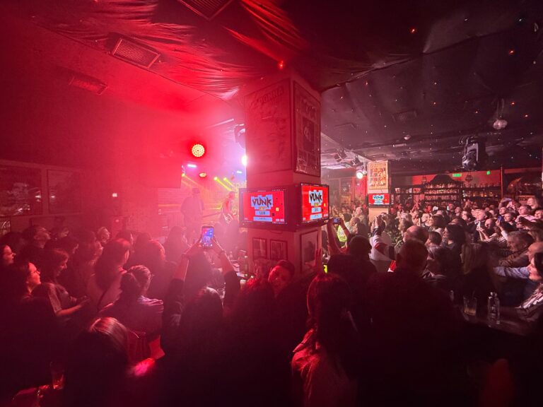 De la „Vreau o țară ca afară” la „Suflet Digital”: Vunk a resetat conexiunile umane într-un Oldies Pub arhiplin