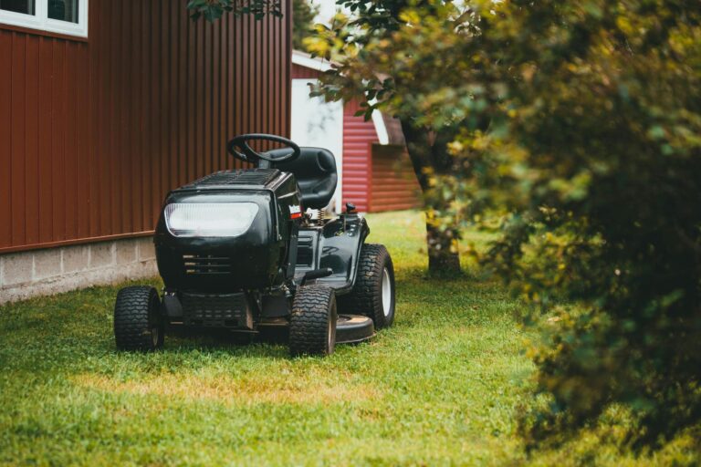 Când să optezi pentru un tractoraș de tuns iarba vs o mașină de tuns clasică